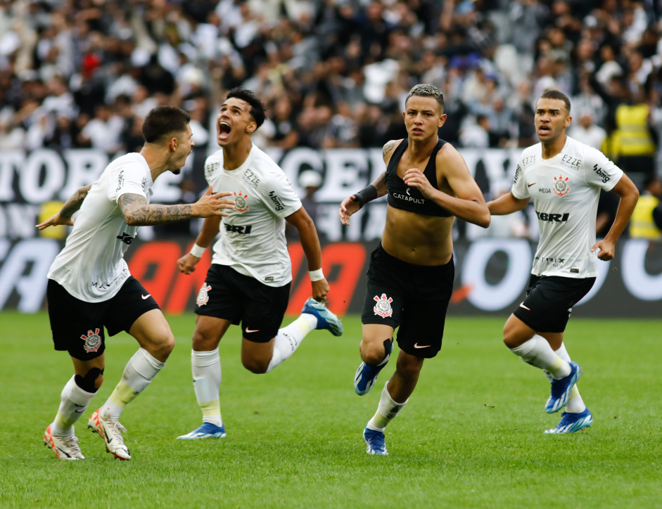 Kayke comemorando o gol do ttulo com Higor e Lo Mana