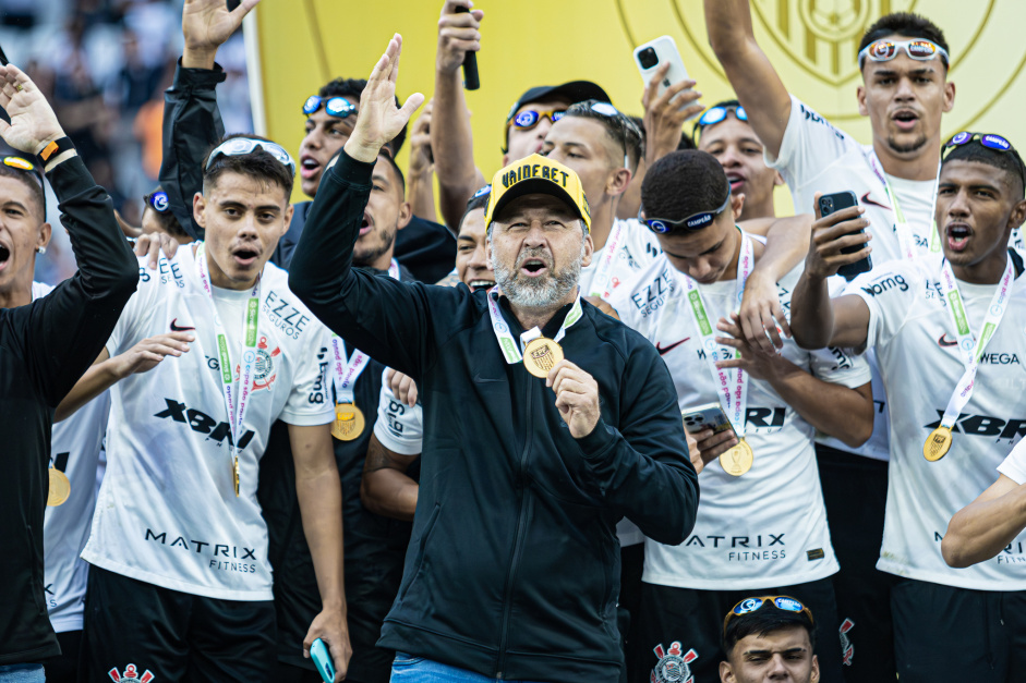 Augusto Melo falou sobre a permanncia do treinador e acredita no desenvolvimento da equipe campe da Copinha