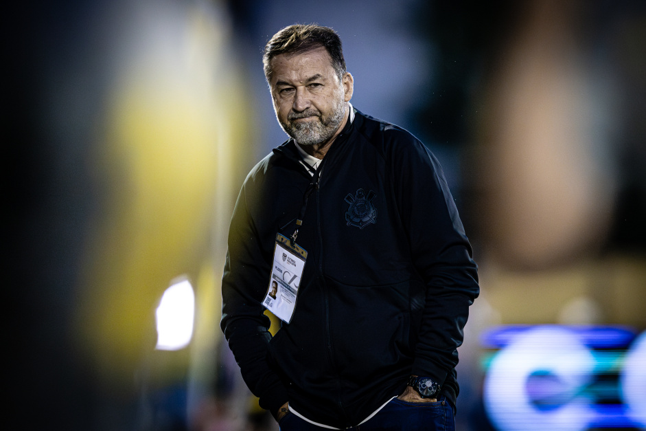 Augusto Melo esteve presente com o grupo do Corinthians na partida contra o So Bernardo