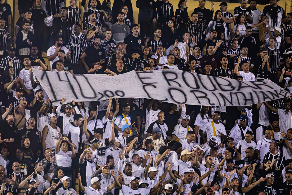 Faixa do protesto da torcida do Corinthians contra o preo abusivo dos ingressos
