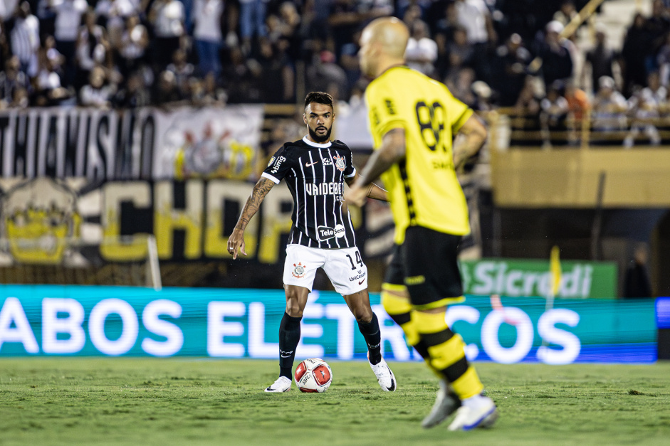 Raniele com o domnio da bola no campo de defesa do Corinthians