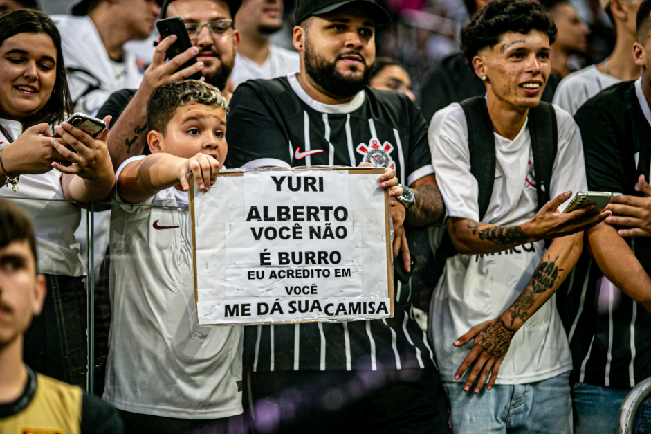 Torcedor do Corinthians leva cartaz de apoio a Yuri Alberto