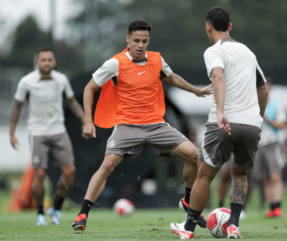 Matheus Arajo e Matas Rojas no treino do Corinthians desta quinta-feira