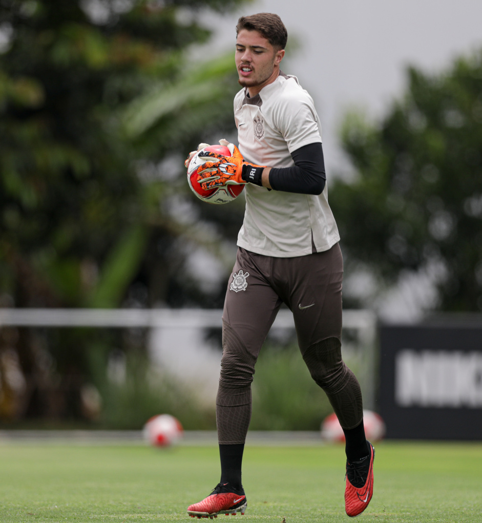 Felipe Longo durante o treino do Corinthians profissional
