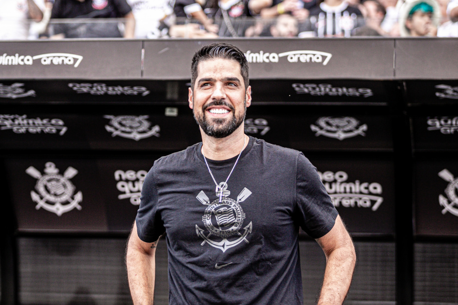 Antnio Oliveira sorrindo na primeira vez na Neo Qumica Arena como tcnico do Corinthians