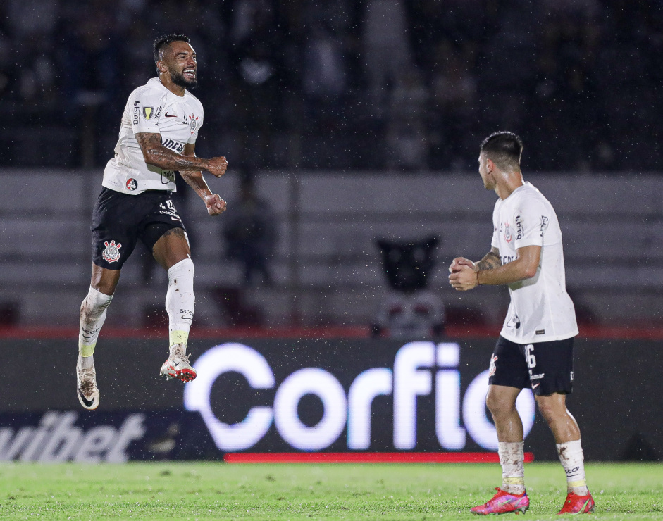 Raniele e Garro celebram gol do Corinthians contra o Botafogo-SP