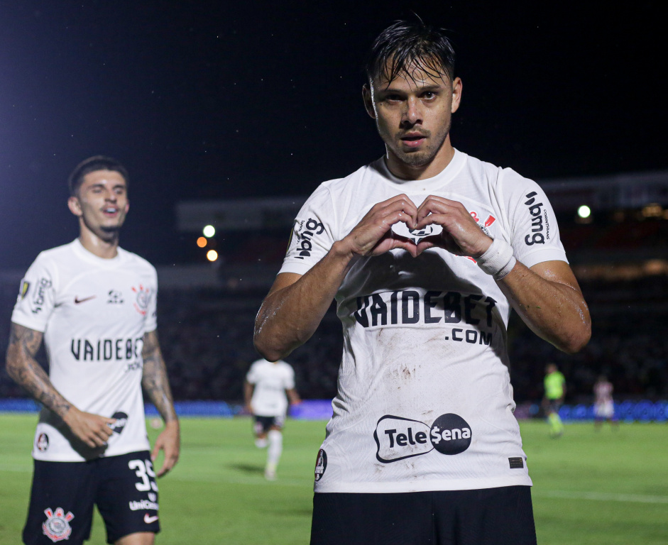Romero e Lo Mana comemoram gol do Corinthians contra o Botafogo-SP