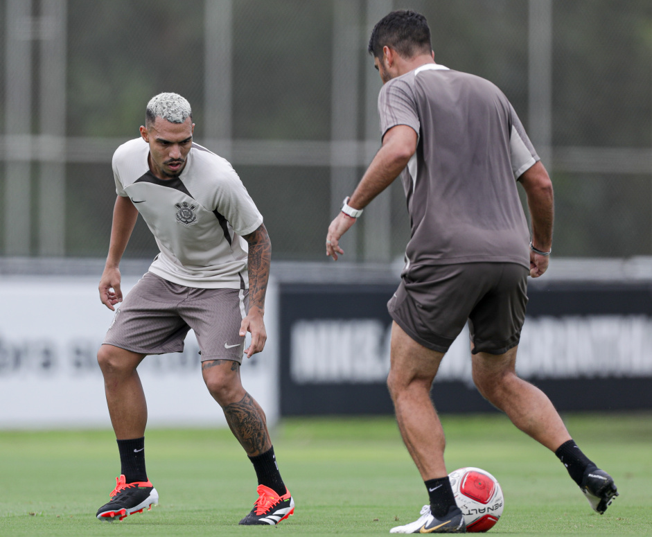Matheuzinho e Antnio Oliveira durante treino do Corinthians no CT Joaquim Grava