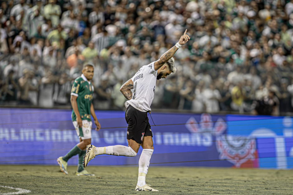 Yuri Alberto comemora gol contra o Palmeiras