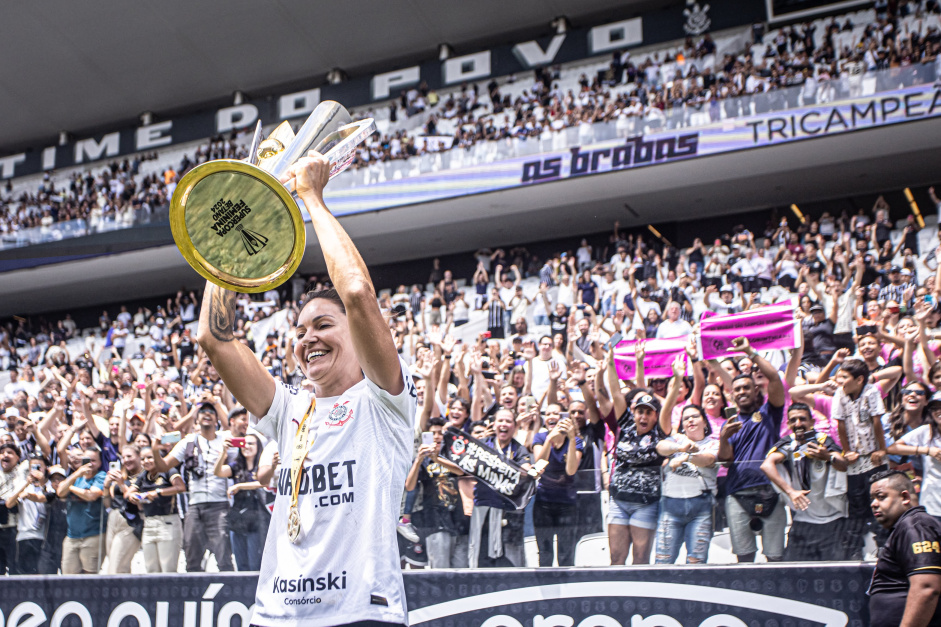 Gabi Zanotti levantando o trofu da Supercopa em frente  torcida na Neo Qumica Arena