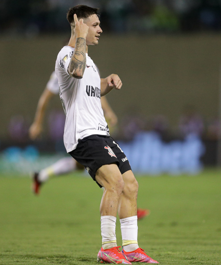 Rodrigo Garro comemorando aps marcar sobre o Palmeiras