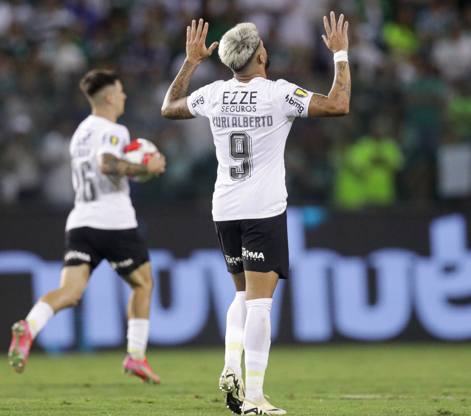 Yuri Alberto agradecendo a Deus pelo gol marcado; ao fundo, Garro levando a bola para o meio campo