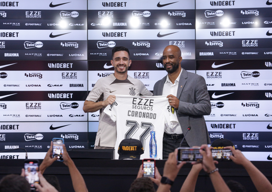 Fabinho Soldado e Igor Coronado posando para fotos com a camisa do Corinthians