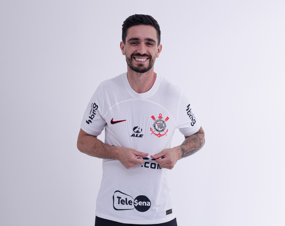 Igor Coronado posando com a camisa do Corinthians