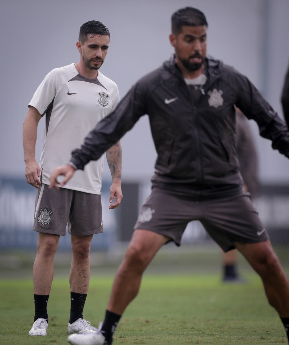 Igor Coronado atento as instrues de Antnio Oliveira