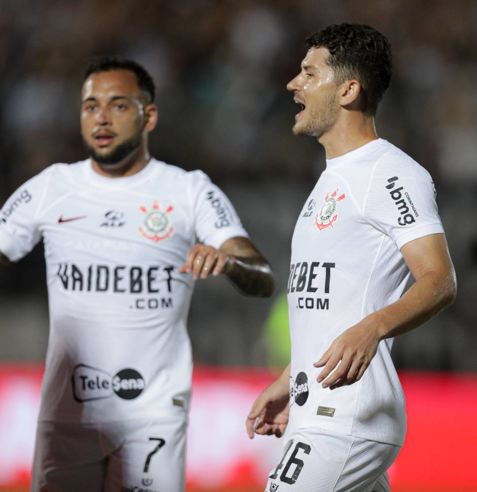 Hugo e Maycon comemoram gol do Corinthians