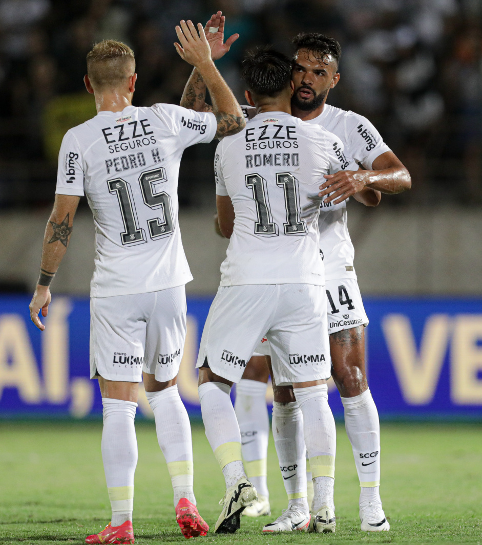 Pedro Henrique, Romero e Raniele comemoram gol do Corinthians