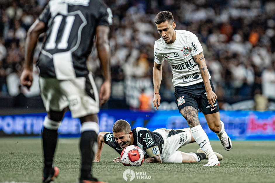 Matas Rojas em ao durante jogo do Corinthians contra a Ponte Preta