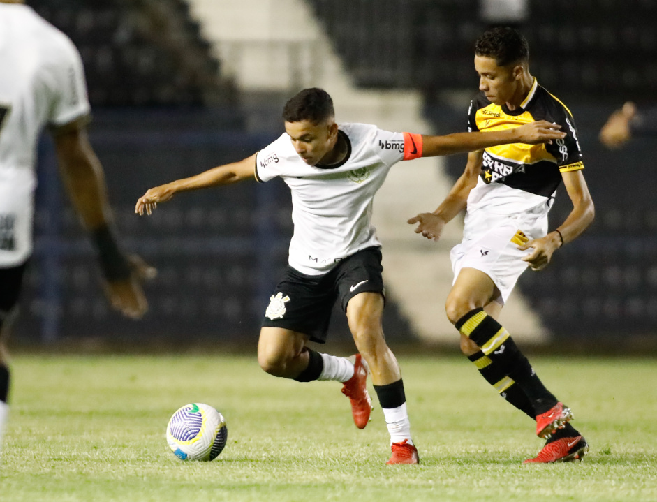 Caragu enfrentando a marcao do Cricima durante jogo da Copa do Brasil Sub-17