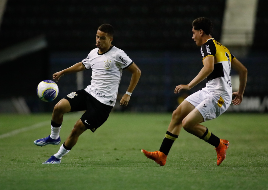 Lucas Souza com a bola dominada enfrentando marcador do Cricima