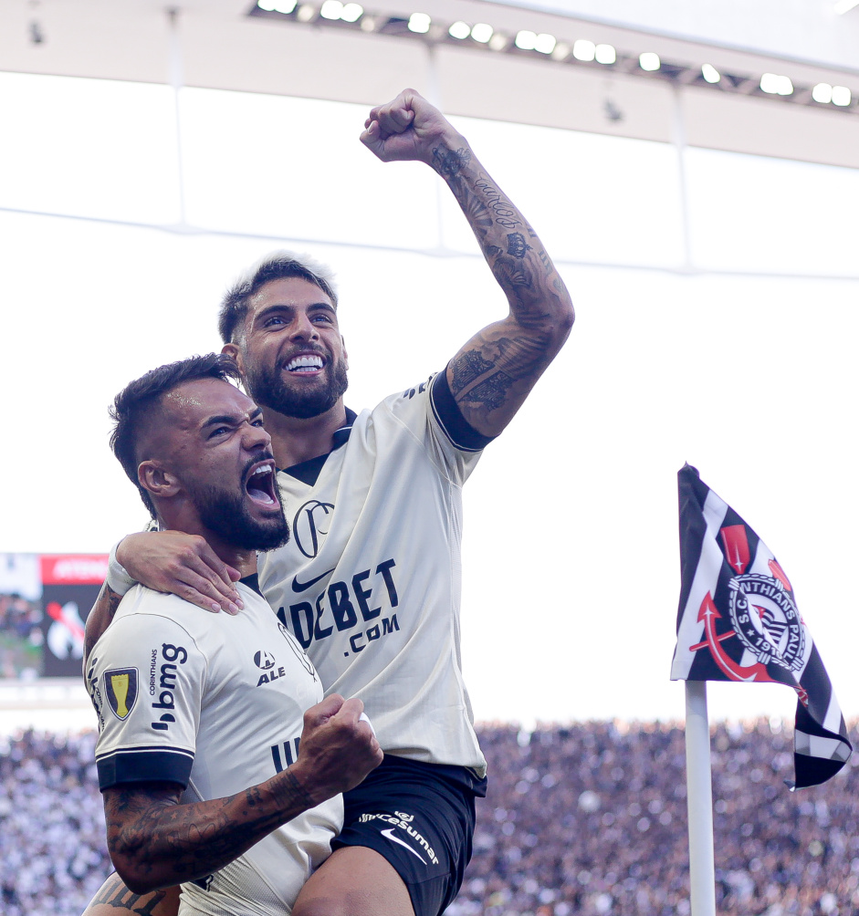 Raniele e Yuri Alberto comemorando gol do Corinthians