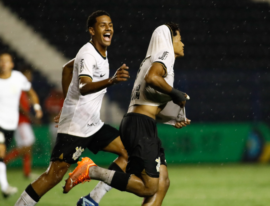 Luiz Fernando celebrando o gol anotado na Fazendinha junto de Denner