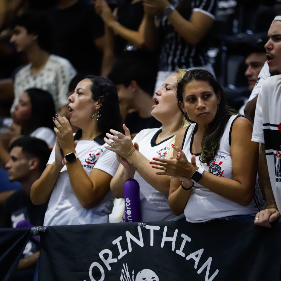 Torcida acompanha estreia do Basquete Feminino do Corinthians na estreia da equipe pela LBF