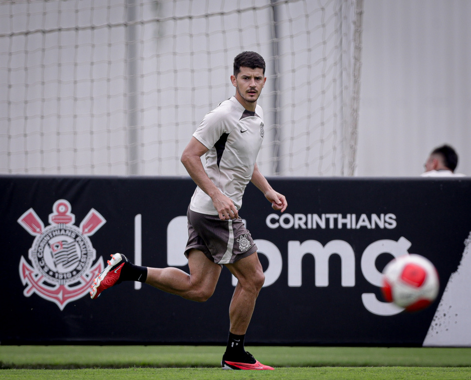 Hugo em ao durante treino do Corinthians