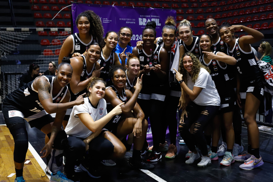 Jogadoras do basquete feminino do Corinthians celebrando a vitria aps o apito final