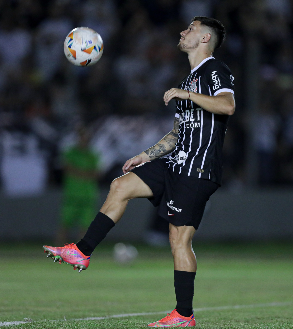 Rodrigo Garro com a bola antes do amistoso