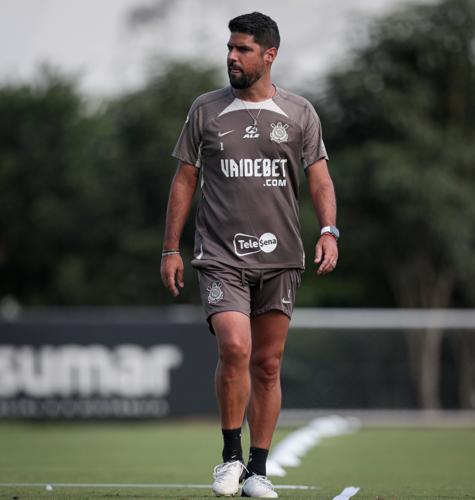 Antnio Oliveira durante treino no CT do Corinthians