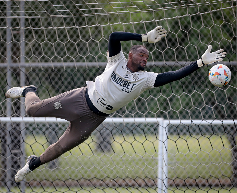 PRÓXIMO DE SAIR? Carlos Miguel treina normalmente, em meio a negociações avançadas com time da Premier League