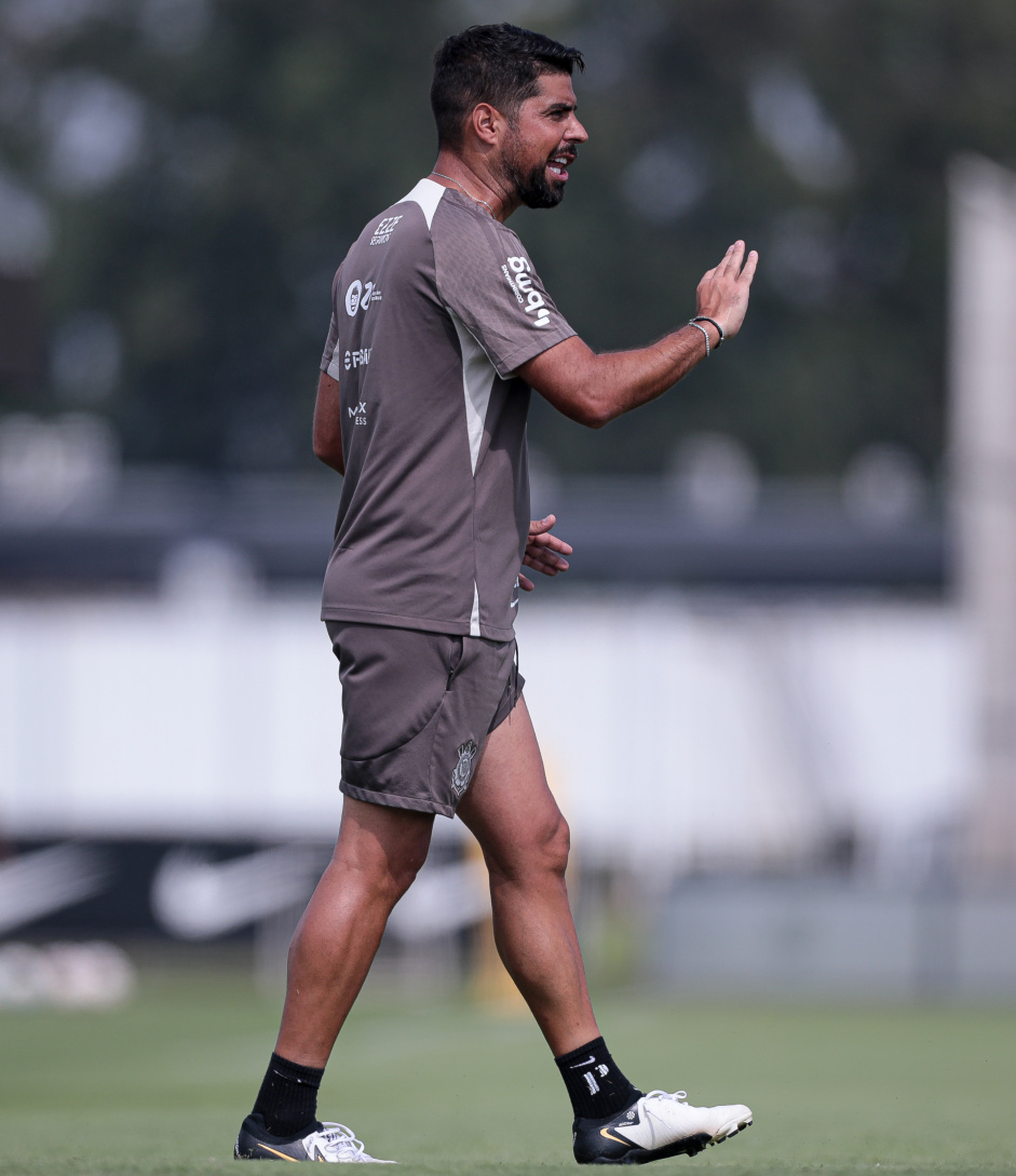 Antnio Oliveira passando instrues durante treino do Corinthians no CT