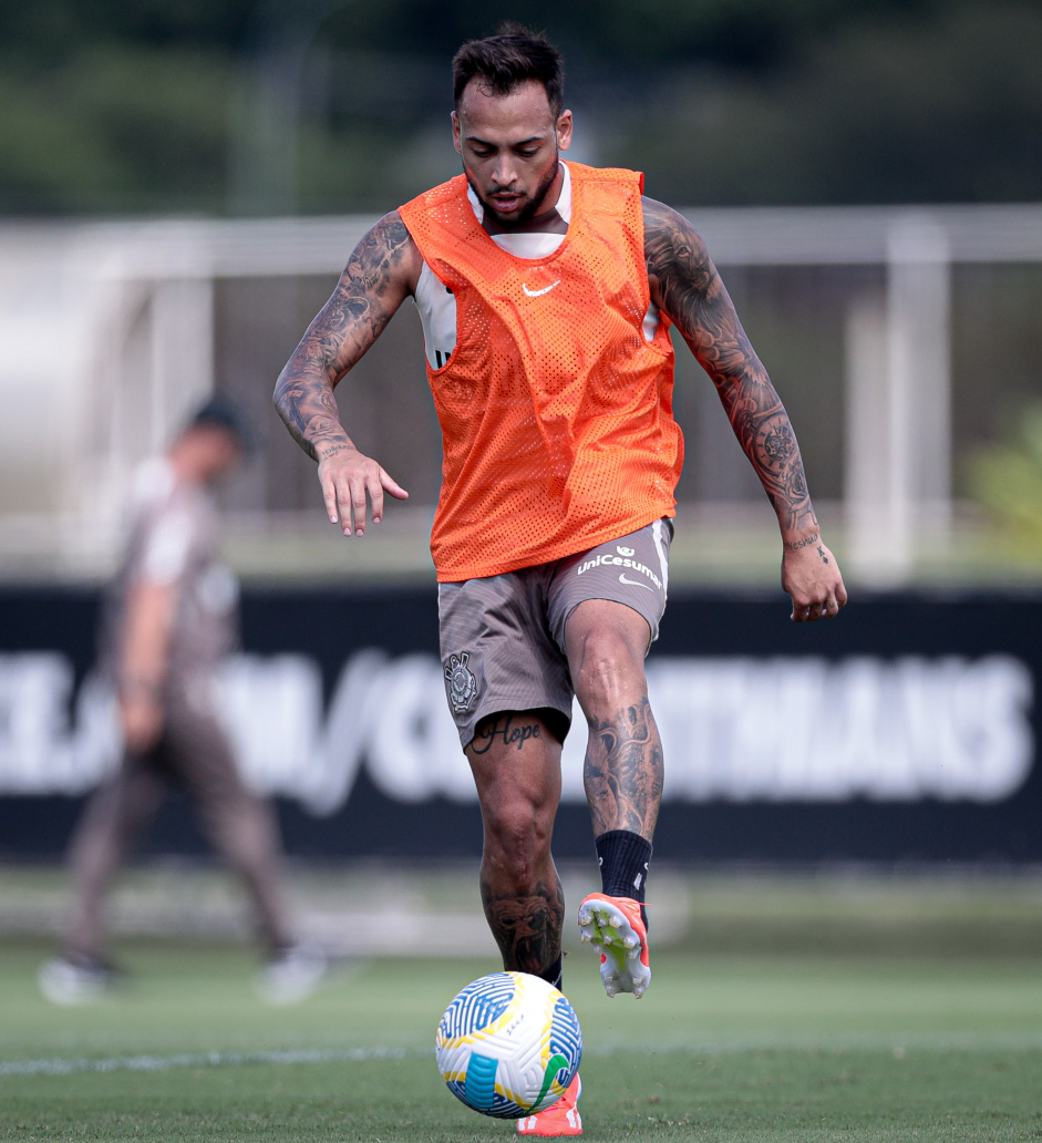 Matheus Frana faz atividades entre os reservas no treino do Corinthians
