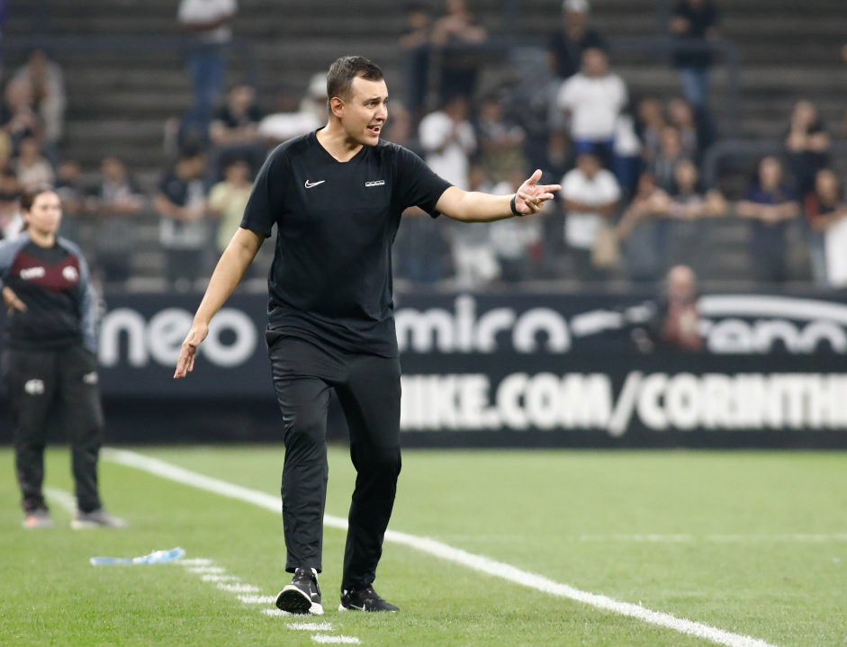 Lucas Piccinato passando orientaes s jogadoras no jogo entre Corinthians e Ferroviria