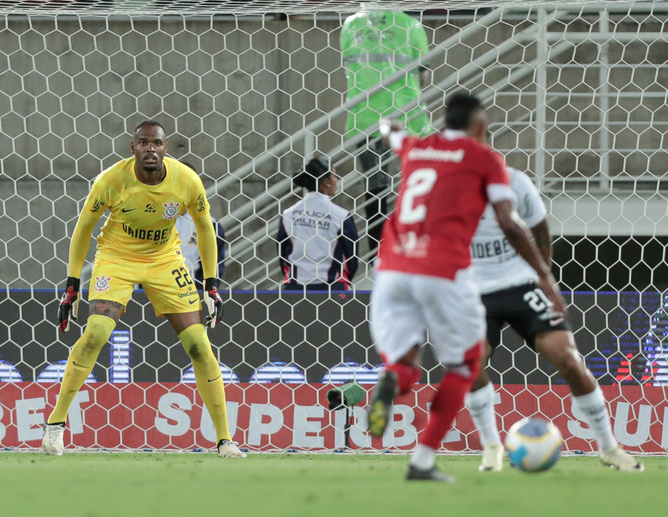 Carlos Miguel postado no gol enquanto aguarda chute de jogador do Amrica-RN