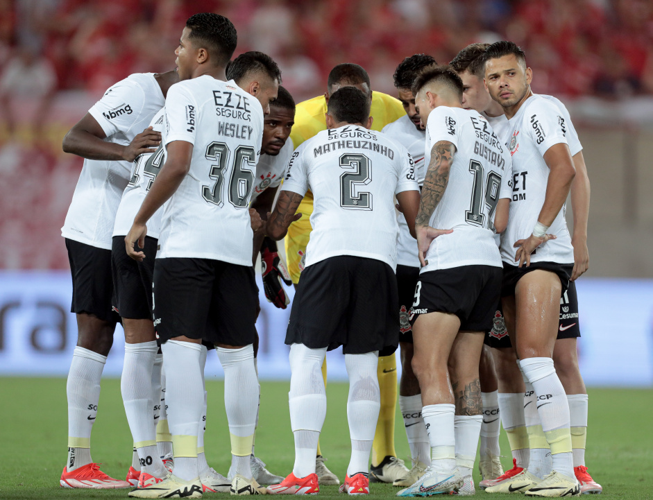 Jogadores do Corinthians conversando pouco antes da bola rolar