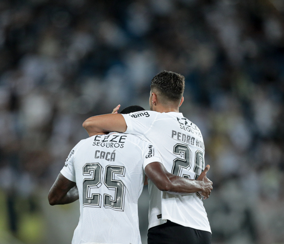 Pedro Raul abraando Cac aps o zagueiro marcar gol