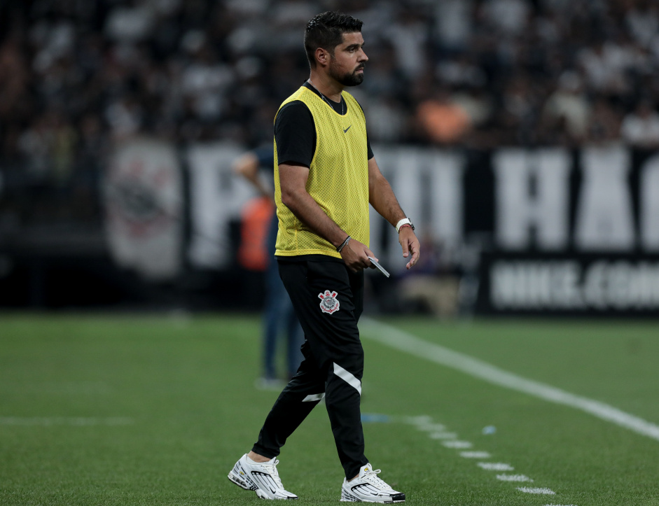 Antnio Oliveira minimizou a possibilidade de reforos para o Corinthians