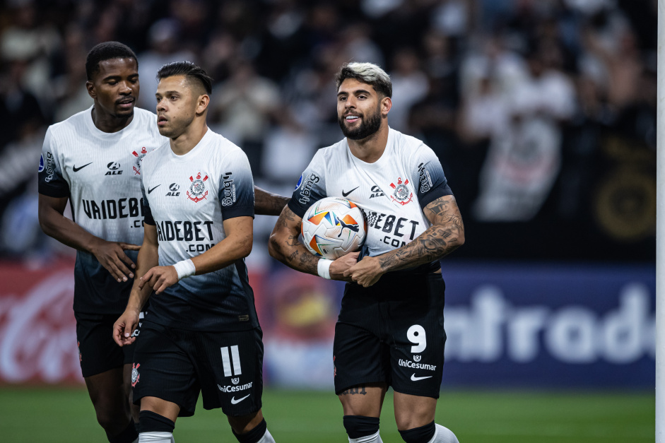 Cac, Romero e Yuri Alberto durante comemorao de gol contra o Argentinos Juniors