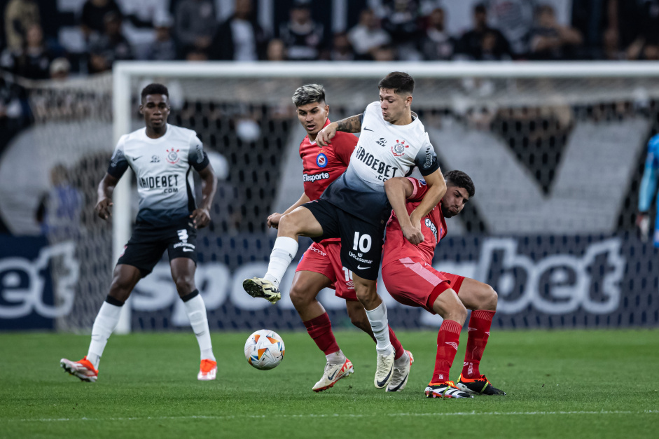 Flix Torres e Rodrigo Garro durante jogo do Corinthians contra o Argentinos Juniors