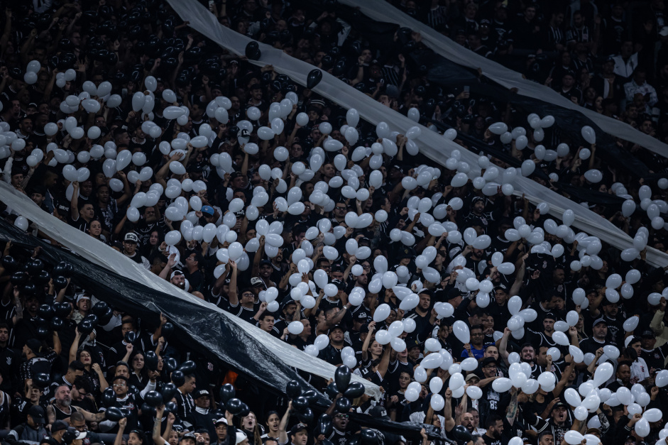 Torcida do Corinthians marca presena na Arena em jogo da Sul-Americana
