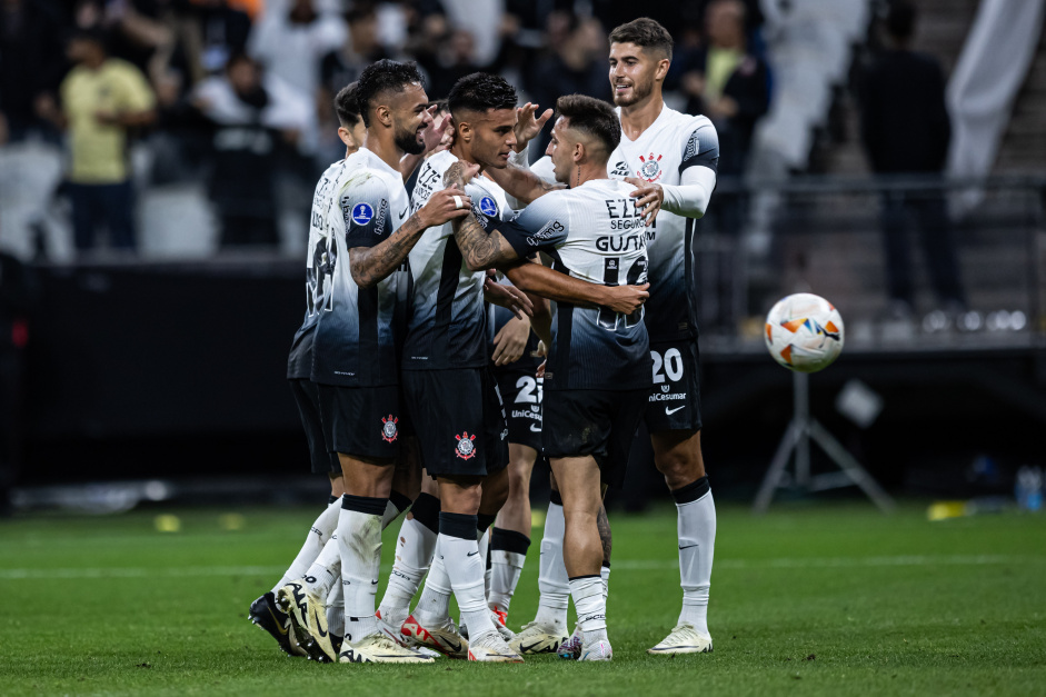 Jogadores do Corinthians celebrando gol contra o Argentinos Juniors