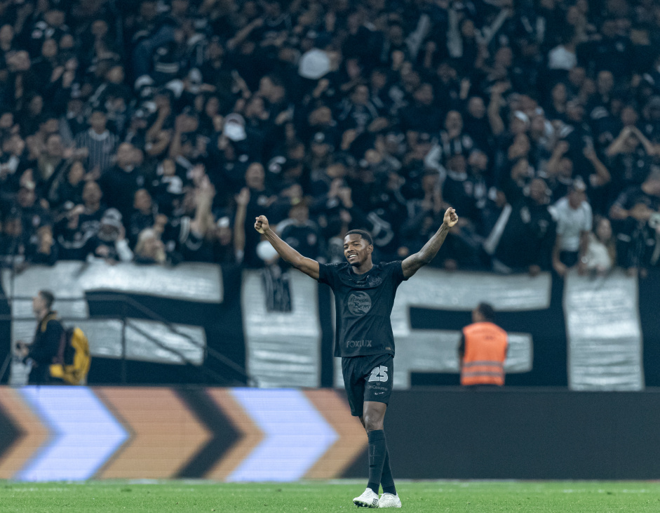 Cac comemorando vitria do Corinthians contra o Cricima