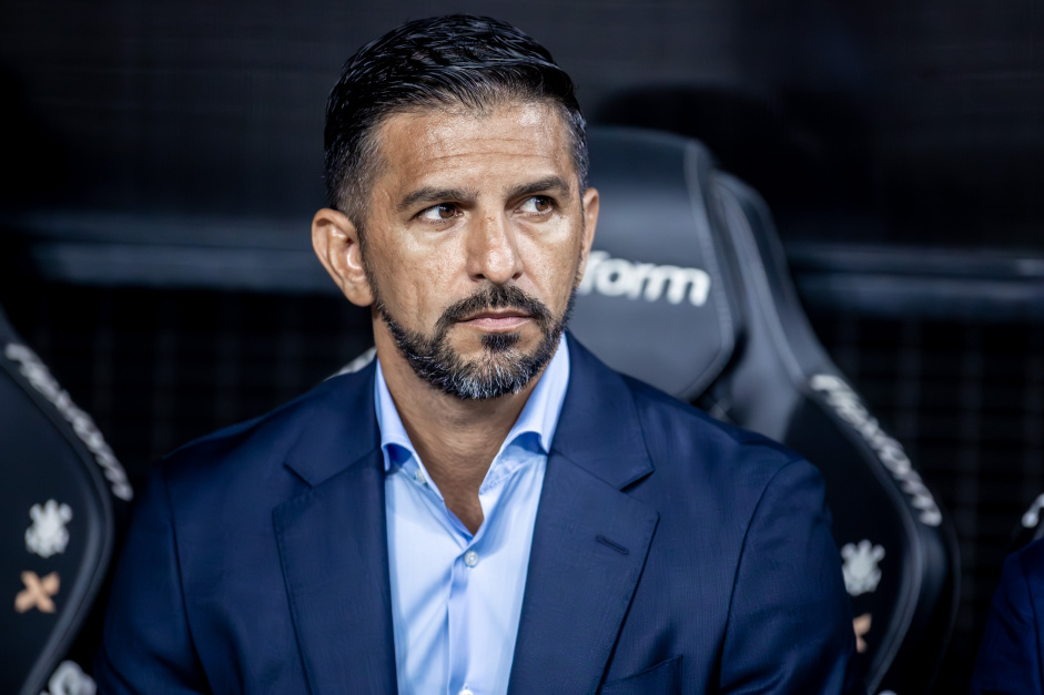 Emiliano Díaz critica e manifesta desaprovação antes de duelo entre Corinthians e Flamengo.