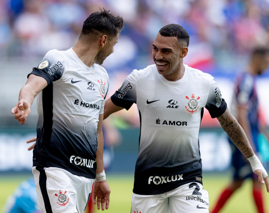 Romero e Matheuzinho comemoram gol do Corinthians na Casa de Apostas Arena Fonte Nova