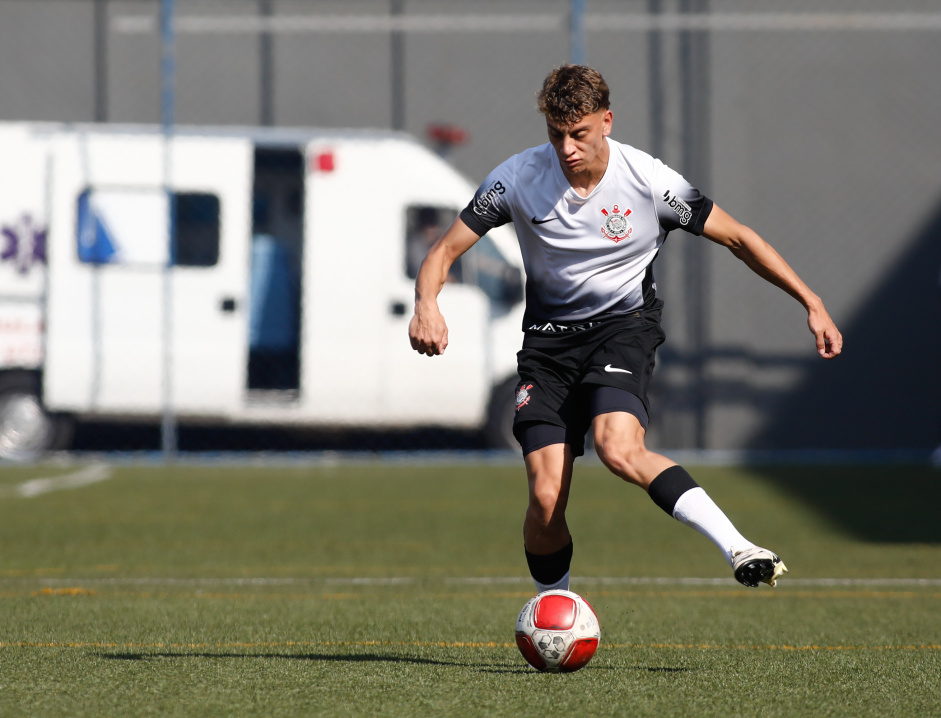 O Corinthians tem a inteno de comprar Caio Garcez em definitivo
