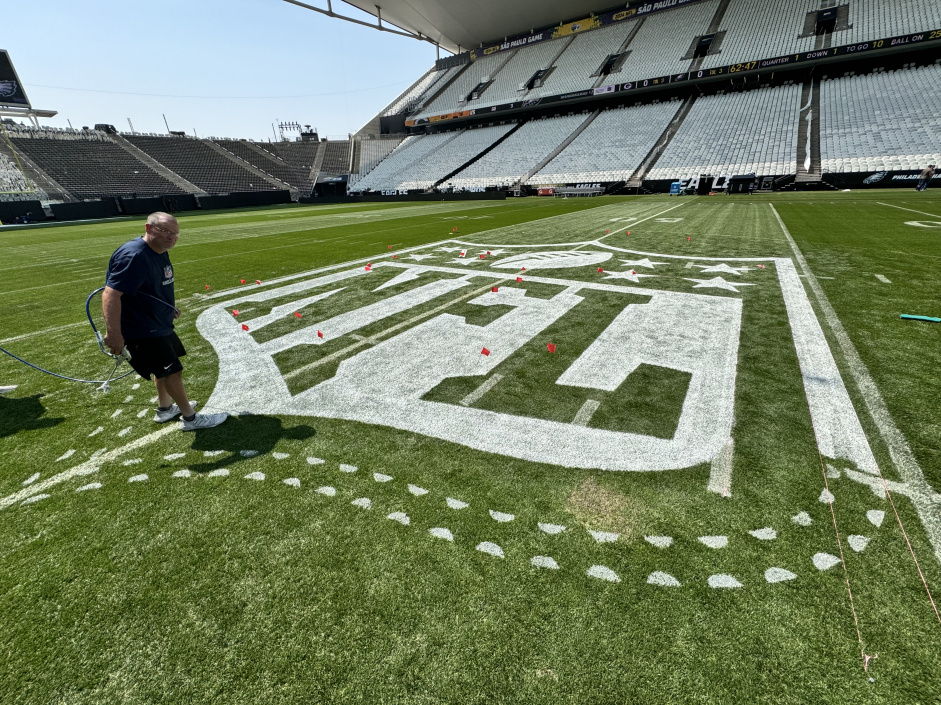 Logo da NFL no centro do gramado da Neo Qumica Arena