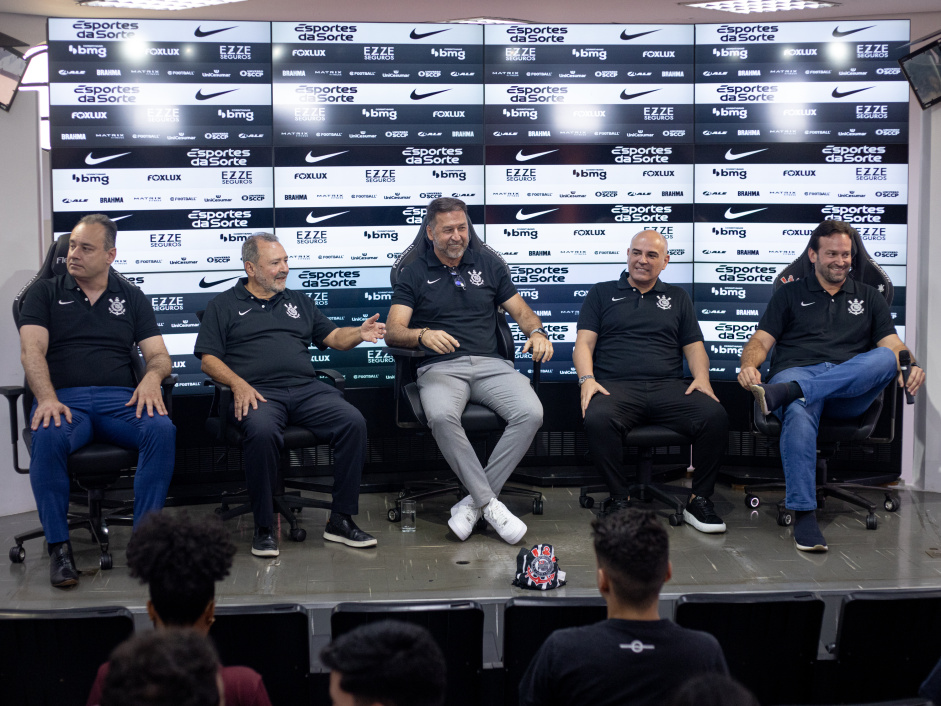 Vinicius Cascone (diretor jurdico), Fred Luz (consultor do clube), Augusto Melo (presidente), Leonardo Pantaleo (ex-diretor jurdico) e Pedro Silveira (diretor financeiro) durante Dia da Transparncia, em setembro