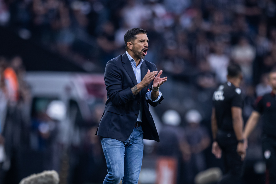 FALA, PROFESSOR! Emiliano Díaz destaca importância da dupla Memphis e Yuri no ataque
